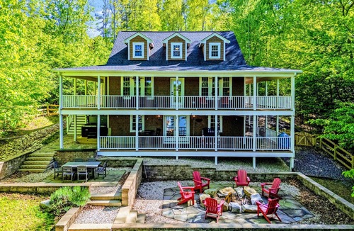 Livingston House | NEW Lakefront Lake Anna, Dock, Hot Tub, Game Room