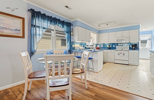 Colington House | New Listing⭐Cozy Bungalow, Walk to Beaches 🌊⛱️🐬, Restaurants, Wifi, Dogs ✔️