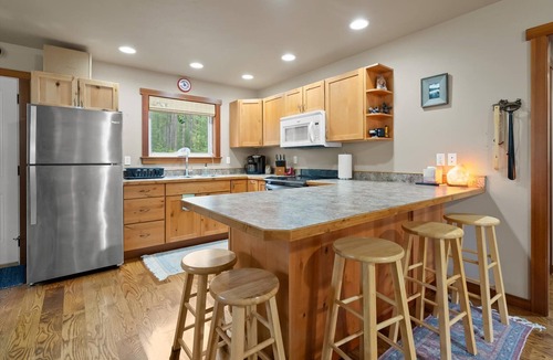 Coram Cabin | New listing! Cozy 2 bed cabin 10 mins to Glacier