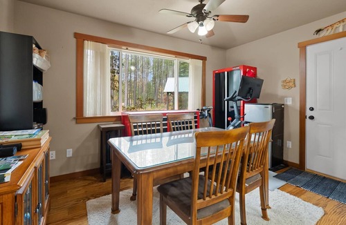 Coram Cabin | New listing! Cozy 2 bed cabin 10 mins to Glacier