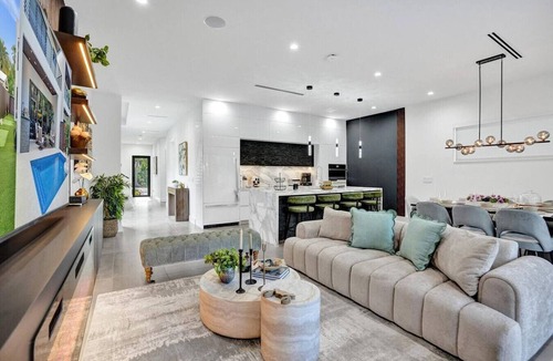 Lake Ridge Villa | New Luxe Contemporary Home 4BR-4BA with Heated Pool, Mini Golf, Pool table