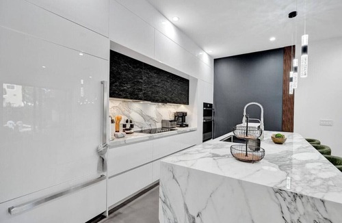 Lake Ridge Villa | New Luxe Contemporary Home 4BR-4BA with Heated Pool, Mini Golf, Pool table