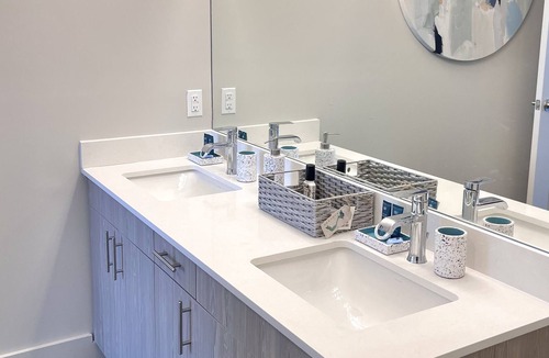 Upper Roseville Apartment | *New Luxurious* 2bd 2bth Apt near train to NYC and Newark Airport