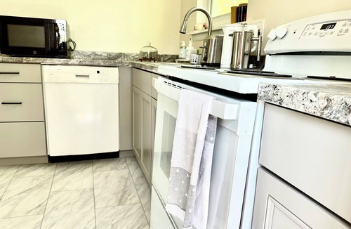 Latham House | NEW Luxury 2 bedroom Near Airport and I-87 highway