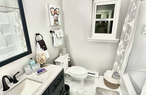Latham House | NEW Luxury 2 bedroom Near Airport and I-87 highway