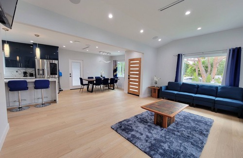 Los Angeles House | New luxury 3 bedroom home next to La Cienega Plaza