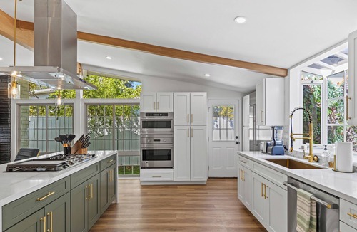 Woodland Hills House | NEW Luxury Modern Family & Pet Friendly 4 Bed + Pool 30+ Night Stay