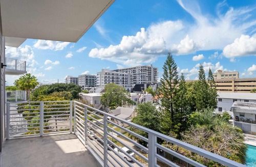 Parkside Apartment | NEW Modern Condo FREE Parking & High Speed Wifi