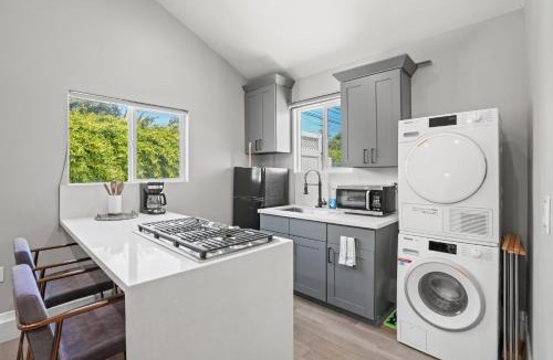 Clarkdale House | New Modern Cozy Guest House, Parking, Pet Friendly in Mar Vista!