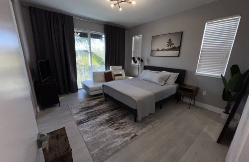 Oakland Park House | New Modern Townhome! 8 min to DT Las Olas & Beach!