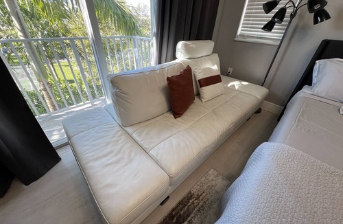 Oakland Park House | New Modern Townhome! 8 min to DT Las Olas & Beach!