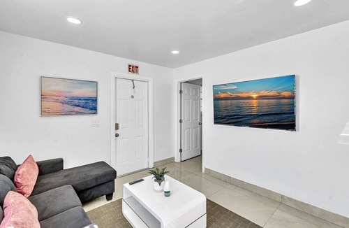 Royal Poinciana House | New & Modern w/2 Beds Mins to Beach & Casino #21B