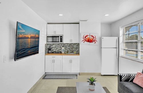 Royal Poinciana House | New & Modern w/2 Beds Mins to Beach & Casino #21B
