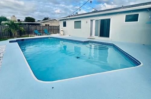 Margate Villa | NEW! Paradise on the River Pool+King Bed-Waterfront