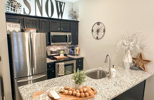 Edray Condo | NEW! Seneca 113: Private Entrance, Hot Tub, Heated Garage, Sleeps 6!