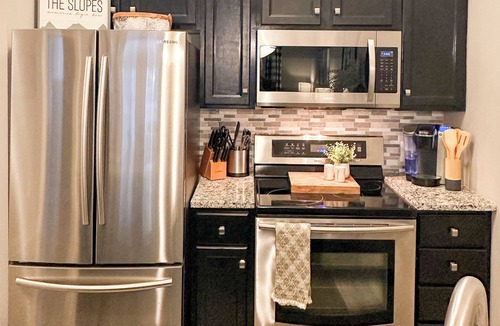 Edray Condo | NEW! Seneca 113: Private Entrance, Hot Tub, Heated Garage, Sleeps 6!