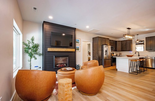 Accident House | New! Spacious Lake Area Home w/Hot Tub