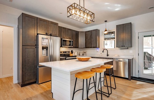 Accident House | New! Spacious Lake Area Home w/Hot Tub