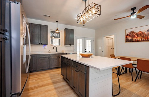 Accident House | New! Spacious Lake Area Home w/Hot Tub