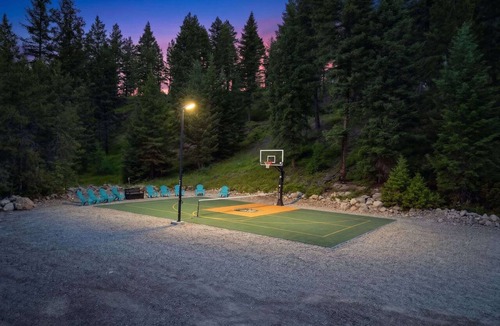 Whitefish House | New! Spacious Lodge | 3 Kings | Hot Tub & Fire Pit