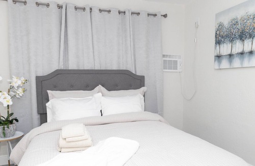 West Park Apartment | NEW!! STYLISH 1 BEDROOM 15 MIN FROM EVERY WHERE