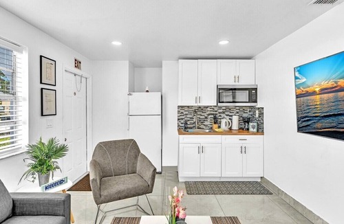 Royal Poinciana House | New Stylish One Bdrm Close to Beach & Hard Rock