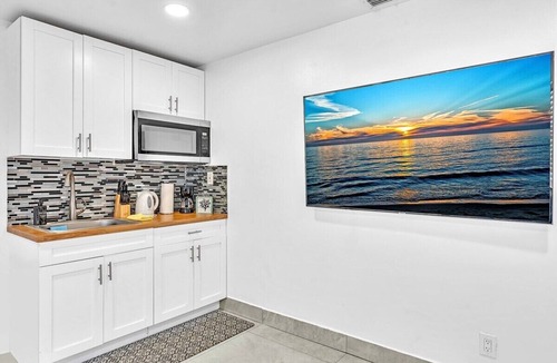 Royal Poinciana House | New Stylish One Bdrm Close to Beach & Hard Rock