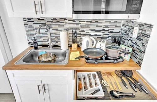 Royal Poinciana House | New Stylish One Bdrm Close to Beach & Hard Rock