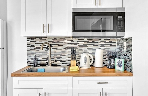 Royal Poinciana House | New Stylish One Bdrm Close to Beach & Hard Rock
