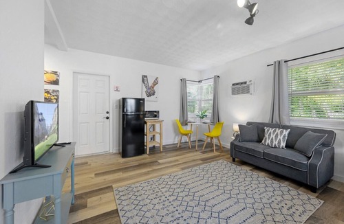Poinsettia Heights Apartment | New stylish open space: fast Wii-fi and parking