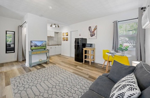 Poinsettia Heights Apartment | New stylish open space: fast Wii-fi and parking