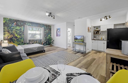 Poinsettia Heights Apartment | New stylish open space: fast Wii-fi and parking