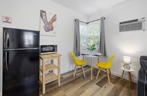Poinsettia Heights Apartment | New stylish open space: fast Wii-fi and parking