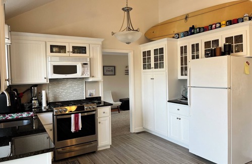 Centerville House | New Updated 3 bdrm 2 bath, light and bright home with central AC. Amazing large deck overlooking a pond. Landlord Beach pass included