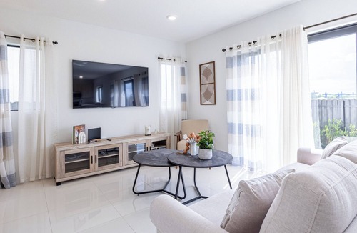 Central Fort Lauderdale Villa | New Villa Palmera - 5BR Home for big Families - Near Florida Keys
