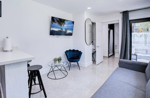 Middle River Terrace House | New Wilton Manor Compound! Sleeps 12