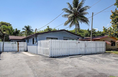 Middle River Terrace House | New Wilton Manor Compound! Sleeps 12
