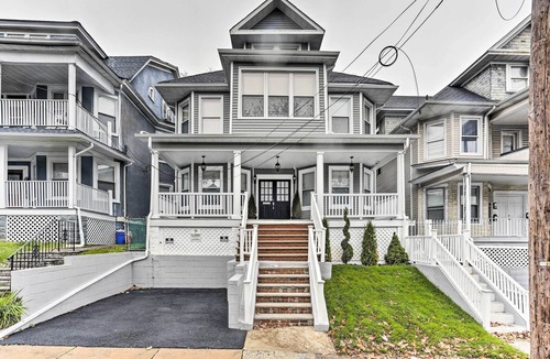 Weequahic House | Newark Townhome Near Airport - Pet Friendly!