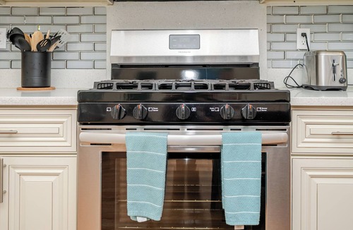 Quincy House | Newly Built Greater Boston Townhouse Near I-93 Parking Pet-Friendly - 39