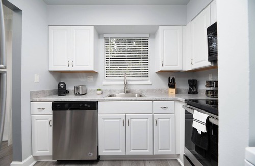 Sunrise Apartment | Newly Renovated 2-bedroom apartment By Sawgrass