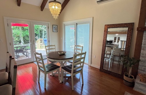 West Tisbury House | Newly renovated 3BR house, FREE CAR with beach sticker, pet friendly, sleeps 10.