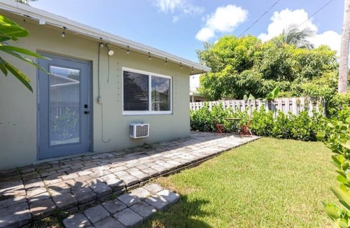 Middle River Terrace Apartment | Newly Renovated 1 bedroom with large garden