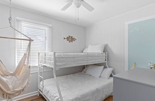 Del Haven Cottage | Newly renovated cottage, walk to the bay beach!