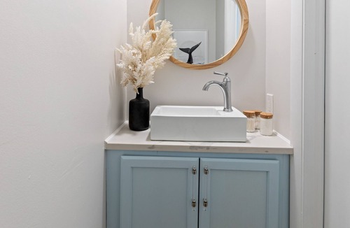 Del Haven Cottage | Newly renovated cottage, walk to the bay beach!