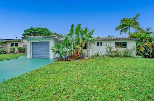 Park East Villa | Newly Renovated w Heated Saltwater Pool & Hot Tub