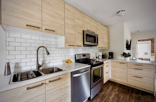 Beacon Apartment | Newly Restored 2BR/creekiside walk to Main St/backyard with fire pit