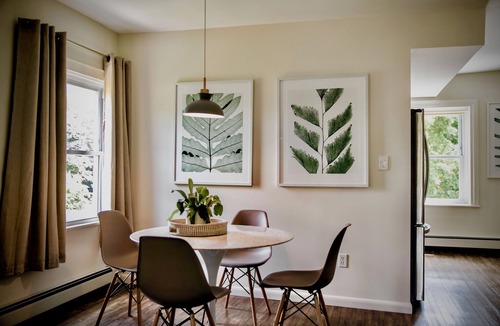 Beacon Apartment | Newly Restored 2BR/creekiside walk to Main St/backyard with fire pit