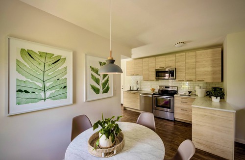 Beacon Apartment | Newly Restored 2BR/creekiside walk to Main St/backyard with fire pit