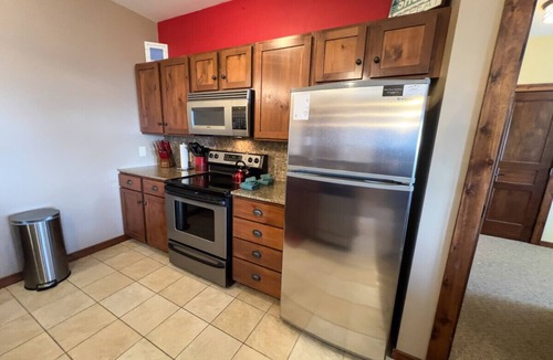 Edray Apartment | Next to Slopes Underground Parking Hot Tubs Locker
