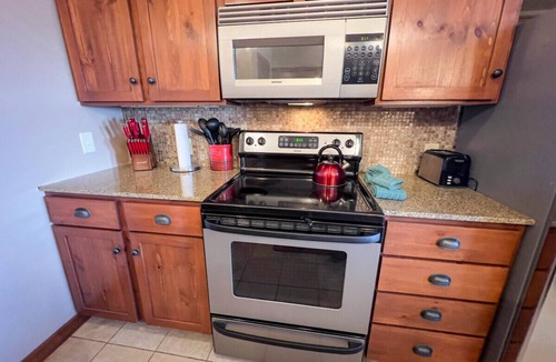Edray Apartment | Next to Slopes Underground Parking Hot Tubs Locker